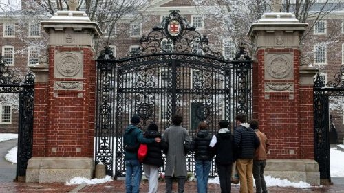 Parenti delle vittime e studenti si stringono davanti alla Brown University