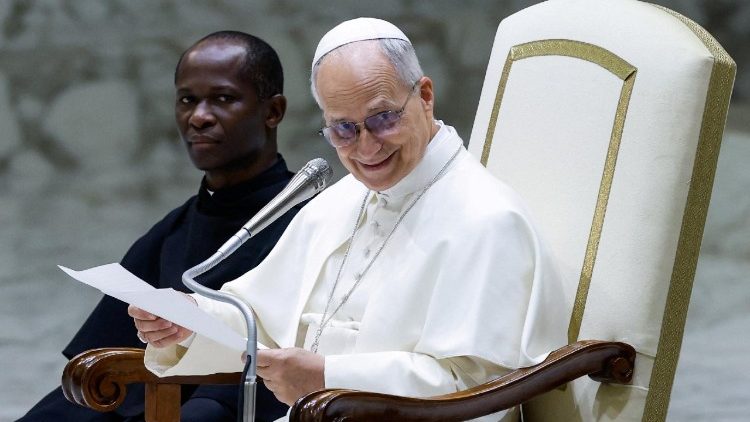 Papst Leo XIV. empfängt die Spender des Weihnachtsbaums und der Krippe auf dem Petersplatz im Vatikan zu einer Audienz.