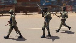 Des forces de l'ordre ougandais lors d'un rassemblement politique à Kampal, capitale du pays.