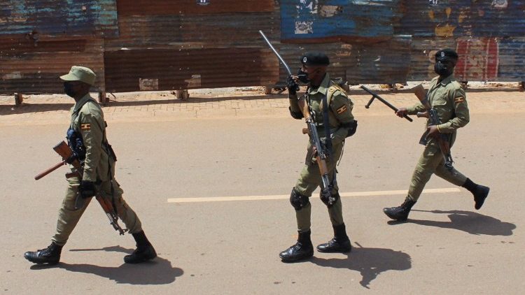 Des forces de l'ordre ougandais lors d'un rassemblement politique à Kampal, capitale du pays.