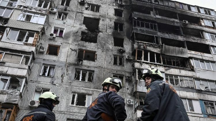 Equipes de resgate est&atilde;o pr&oacute;ximas ao pr&eacute;dio de apartamentos atingido por um ataque de drone russo, em meio ao ataque da R&uacute;ssia &agrave; Ucr&acirc;nia, em Zaporizhzhia, Ucr&acirc;nia, em 16 de dezembro de 2025. REUTERS/Stringer