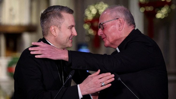 Kardin&aacute;l Dolan před&aacute;v&aacute; funkci arcibiskupa Ronaldu Hicksovi, 18. 12. 2025