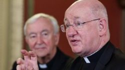 Arkivyskupas R. Mothas (dešinėje)