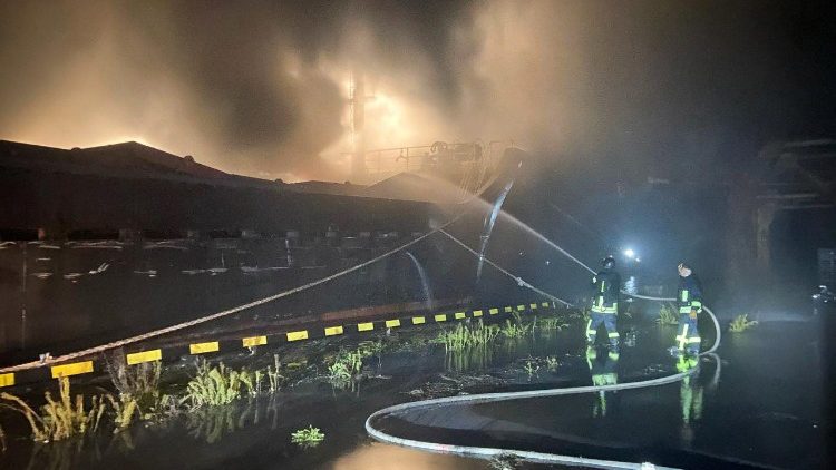  Bombeiros combatem o inc&ecirc;ndio em um navio cargueiro danificado durante ataques noturnos de drones e m&iacute;sseis russos, em meio ao ataque da R&uacute;ssia &agrave; Ucr&acirc;nia, em um porto na regi&atilde;o de Odessa, Ucr&acirc;nia, nesta imagem divulgada em 23 de dezembro de 2025. Press service of the State Emergency Service of Ukraine in Odesa egion/Handout via REUTERS 