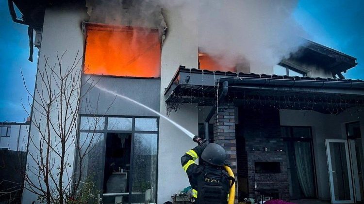 Um bombeiro trabalha no local de uma casa gravemente danificada durante ataques com drones e m&iacute;sseis russos no in&iacute;cio da manh&atilde;, em meio ao ataque da R&uacute;ssia &agrave; Ucr&acirc;nia, na regi&atilde;o de Kiev, Ucr&acirc;nia, em 23 de dezembro de 2025.