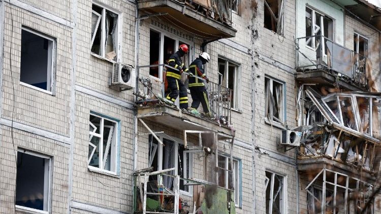 Equipes de emerg&ecirc;ncia trabalham no local de um ataque de drone russo a um pr&eacute;dio de apartamentos, em meio ao ataque da R&uacute;ssia &agrave; Ucr&acirc;nia, em Kiev, Ucr&acirc;nia, em 23 de dezembro de 2025. REUTERS/Thomas Peter