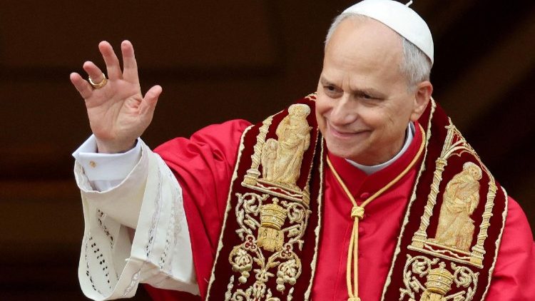 Le&oacute;n XIV saludando a los fieles presentes en la Plaza de San Pedro