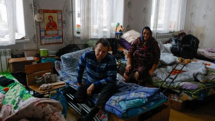 Alexander, de 46 anos, evacuado do distrito de Pokrovsk em meio ao conflito militar entre R&uacute;ssia e Ucr&acirc;nia, est&aacute; sentado em um centro de acolhimento tempor&aacute;rio em Yasynuvata (Yasinovataya), na regi&atilde;o de Donetsk, uma &aacute;rea da Ucr&acirc;nia controlada pela R&uacute;ssia, em 26 de dezembro de 2025. REUTERS/Alexander Ermochenko