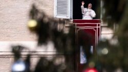 Papst Leo XIV.beim Angelusgebet vom Fenster des Apostolischen Palastes Richtung Petersplatz, 1.1.2026 