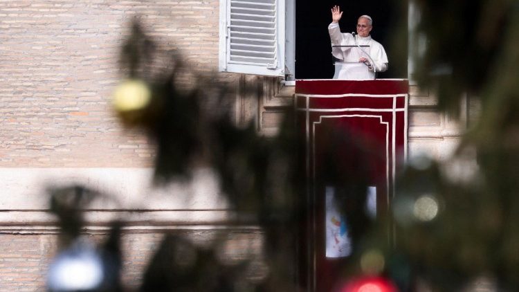 Papst Leo XIV.beim Angelusgebet vom Fenster des Apostolischen Palastes Richtung Petersplatz, 1.1.2026 