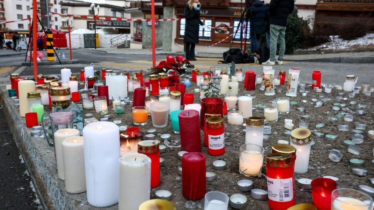 Lumânări aprinse la Crans-Montana (Elveția) în semn de rugăciune pentru victimele incendiului din localul ”Le Constellation”
