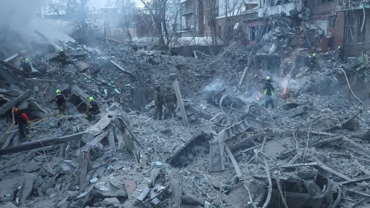 Equipes de resgate trabalham no local de um pr&eacute;dio de apartamentos atingido por um ataque a&eacute;reo russo, em meio ao ataque da R&uacute;ssia &agrave; Ucr&acirc;nia, em Kharkiv, Ucr&acirc;nia, em 2 de janeiro de 2026. REUTERS/Vyacheslav Madiyevskyy