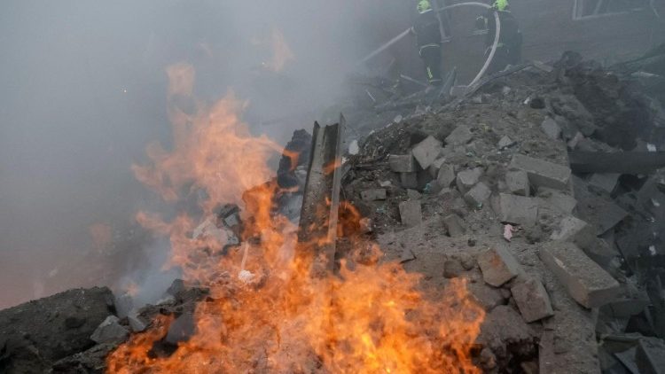 Bombeiros trabalham no local de um pr&eacute;dio de apartamentos atingido por um ataque a&eacute;reo russo, em meio ao ataque da R&uacute;ssia &agrave; Ucr&acirc;nia, em Kharkiv, Ucr&acirc;nia, em 2 de janeiro de 2026. REUTERS/Sofia Gatilova