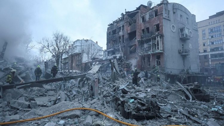 Equipes de resgate trabalham no local de um pr&eacute;dio de apartamentos atingido por um ataque a&eacute;reo russo, em meio ao ataque da R&uacute;ssia &agrave; Ucr&acirc;nia, em Kharkiv, Ucr&acirc;nia, em 2 de janeiro de 2026. REUTERS/Vyacheslav Madiyevskyy