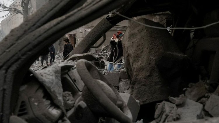 Uma moradora tira uma foto no local de um pr&eacute;dio de apartamentos atingido por um ataque a&eacute;reo russo, em meio ao ataque da R&uacute;ssia &agrave; Ucr&acirc;nia, em Kharkiv, Ucr&acirc;nia, em 2 de janeiro de 2026. REUTERS/Sofia Gatilova