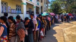 Birmani in coda ai seggi durante il primo turno del 28 dicembre