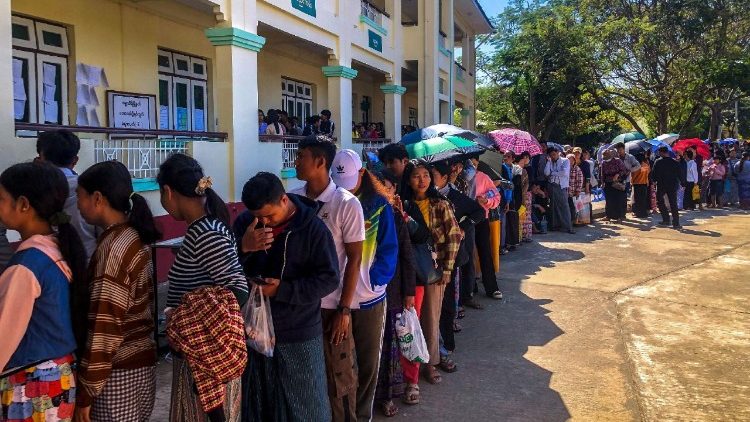 Birmani in coda ai seggi durante il primo turno del 28 dicembre