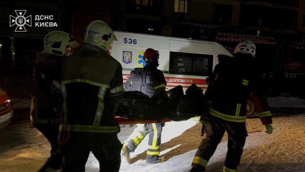 Bombeiros carregam o corpo de uma pessoa encontrado sob os escombros de um hospital particular danificado durante ataques com drones e mísseis russos, em meio ao ataque da Rússia à Ucrânia, em Kiev, Ucrânia, em 5 de janeiro de 2026. Serviço de imprensa do Serviço Estatal de Emergência da Ucrânia em Kiev/Divulgação via REUTERS