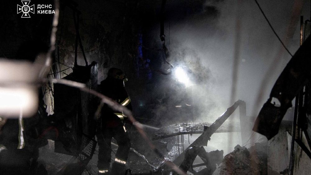 Bombeiros trabalham no local de um hospital particular danificado durante ataques com drones e mísseis russos, em meio ao ataque da Rússia à Ucrânia, em Kiev, Ucrânia, em 5 de janeiro de 2026. Serviço de imprensa do Serviço Estatal de Emergência da Ucrânia em Kiev/Divulgação via REUTERS