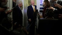 El presidente estadounidense Trump habla con periodistas a bordo del Air Force One