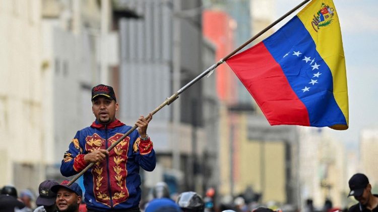 Demonstrant mit der Landesfahne, am Dienstag in Caracas