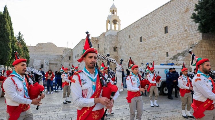 Los scouts de Bel&eacute;n dan la bienvenida al patriarca greco-ortodoxo Te&oacute;filo III en la v&iacute;spera de Navidad ortodoxa