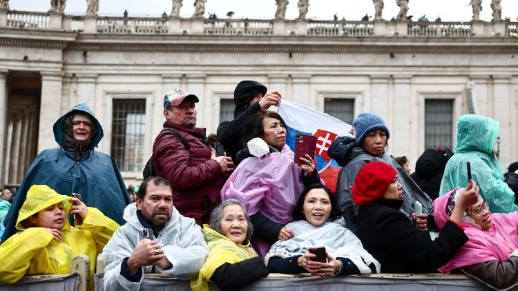 Паломники на площади Святого Петра (6 января 2026 г.)