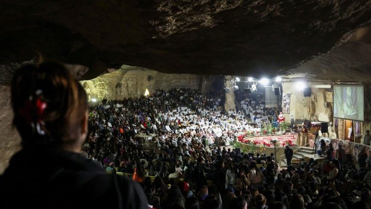 Të krishterët ortodoksë koptë marrin pjesë në meshën e natës së Krishtlindjeve në Manastirin Samaan el-Kharaz në zonën malore Mokattam të Kajros.