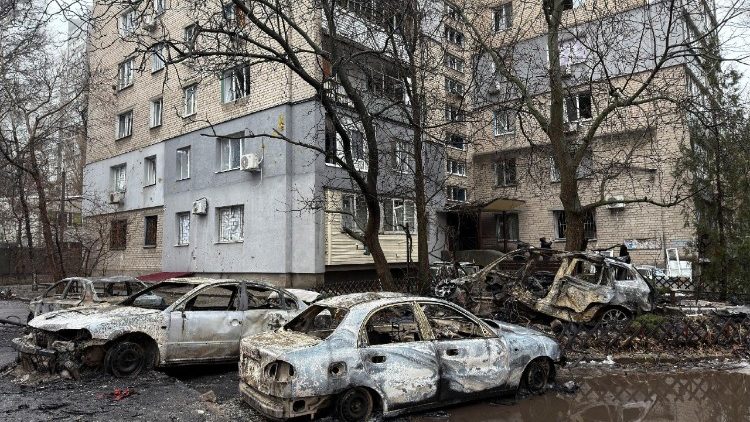 Carros destru&iacute;dos por um ataque de drone russo no final da noite permanecem em frente a um pr&eacute;dio de apartamentos danificado, em meio ao ataque da R&uacute;ssia &agrave; Ucr&acirc;nia, em Dnipro, Ucr&acirc;nia, 7 de janeiro de 2026. REUTERS/Mykhailo Moskalenko