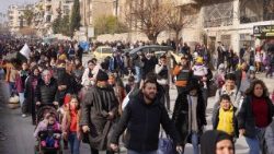 Civilians carry their bags and belongings as they flee following renewed clashes between the Syrian army and the Syrian Democratic Forces