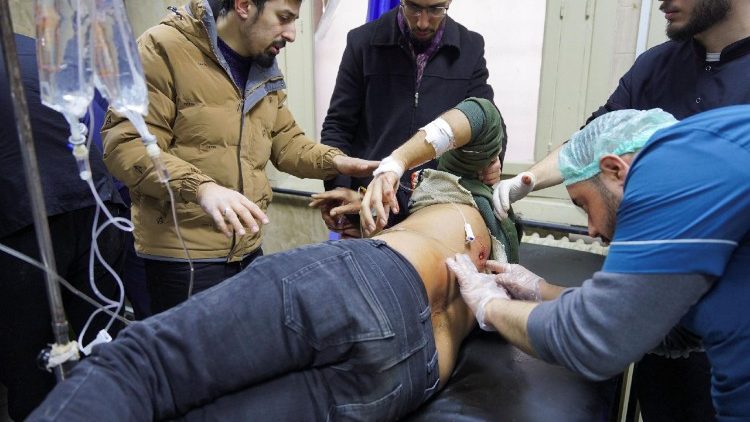 &Auml;rzte versorgen einen Verletzten