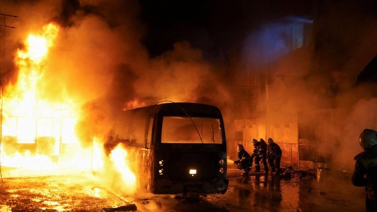 Einsatzkr&auml;fte versuchen, ein Feuer zu l&ouml;schen, das in Aleppo nach Beschuss ausgebrochen ist