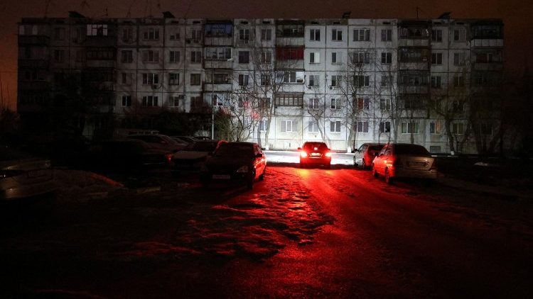 Um pr&eacute;dio residencial durante um apag&atilde;o, que, segundo as autoridades locais, foi causado por um recente ataque de m&iacute;sseis ucranianos contra o sistema energ&eacute;tico regional, em meio ao conflito militar entre R&uacute;ssia e Ucr&acirc;nia em Belgorod, R&uacute;ssia, 9 de janeiro de 2026. REUTERS/Stringer