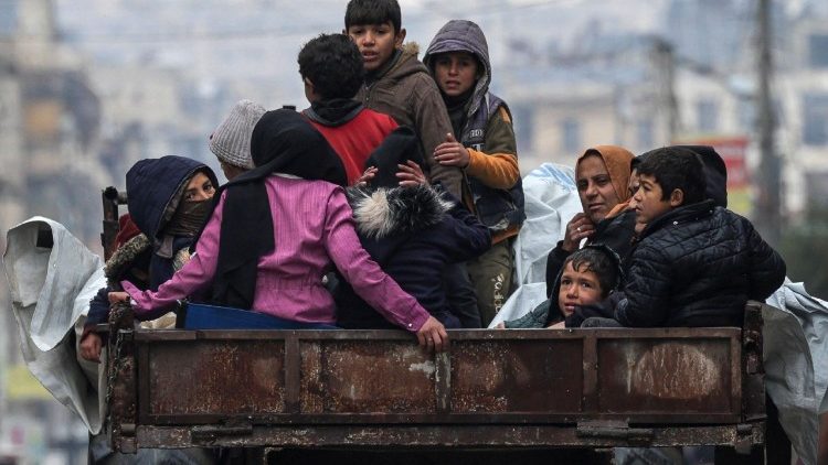 Des civils fuient les quartiers kurde de la ville d'Alep, en Syrie, le 11 janvier. 