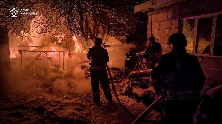 Bombeiros trabalham no local de uma resid&ecirc;ncia danificada durante ataques com drones e m&iacute;sseis russos, em meio ao ataque da R&uacute;ssia &agrave; Ucr&acirc;nia, na regi&atilde;o de Kiev, Ucr&acirc;nia, 13 de janeiro de 2026. Press service of the State Emergency Service of Ukraine in Kyiv region/Handout via REUTERS