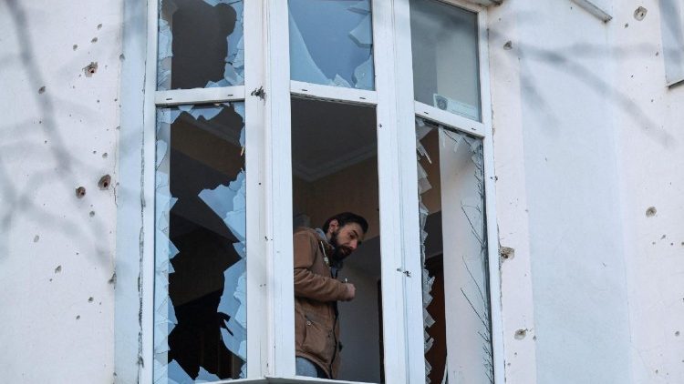 Um morador observa atrav&eacute;s de uma janela quebrada de seu apartamento, danificada durante ataques de drones russos, em meio ao ataque da R&uacute;ssia &agrave; Ucr&acirc;nia, em Odessa, Ucr&acirc;nia, em 13 de janeiro de 2026. REUTERS/Nina Liashonok