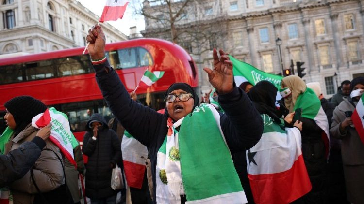 Des habitants du Somaliland participant à un rassemblement pour demander au Royaume-Uni de reconnaître la République du Somaliland, après qu'Israël soit devenu le premier pays à reconnaître officiellement la République autoproclamée comme un État indépendant et souverain en Afrique de l'Est.