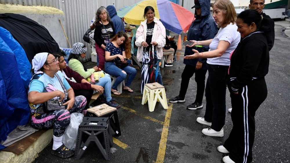 Familiares de detidos aguardam do lado de fora do Centro de Detenção da Zona 7 da Polícia Nacional, em Caracas (Reuters)