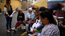 Familiares de detidos aguardam do lado de fora do Centro de Detenção da Zona 7 da Polícia Nacional, em Caracas (Reuters)