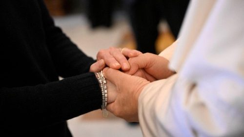 Папа встретился с родными жертв новогоднего пожара в Швейцарии