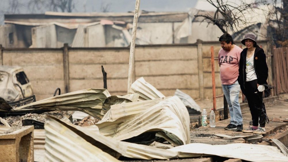 Pessoas observam objetos danificados em uma rua de Concepción, Chile, após um incêndio florestal na região de Biobío, onde, segundo a mídia local, múltiplos focos de incêndio provocaram evacuações de emergência, em 18 de janeiro de 2026. REUTERS/Juan Gonzalez