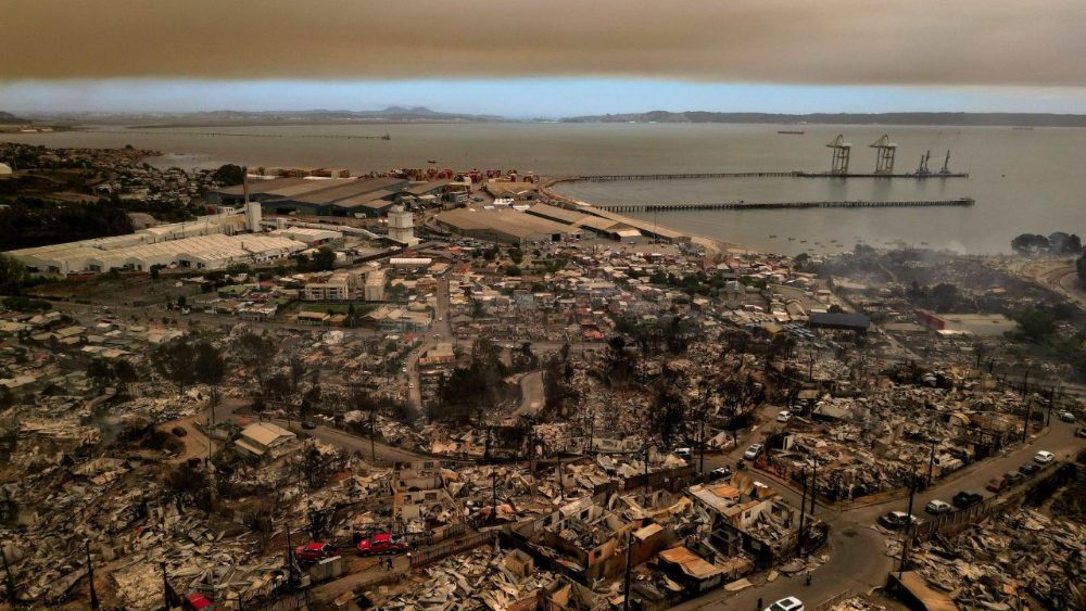 Imagens aéreas feitas por drone mostram Concepción, Chile, após um incêndio florestal na região de Biobío, onde, segundo a mídia local, múltiplos focos de incêndio provocaram evacuações de emergência, em 18 de janeiro de 2026. REUTERS/Juan Gonzalez