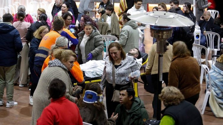 Las personas afectadas por el accidente ferroviario son atendidas en la localidad de Adamuz.