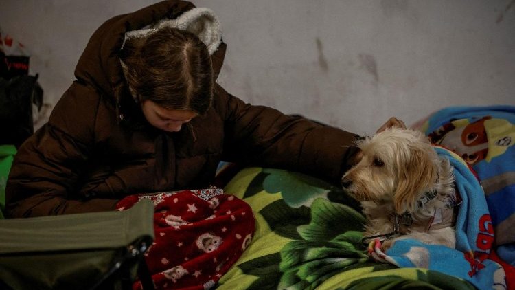 Uma menina se abriga dentro de uma esta&ccedil;&atilde;o de metr&ocirc; com um cachorro durante um ataque russo com m&iacute;sseis e drones, em meio ao ataque da R&uacute;ssia &agrave; Ucr&acirc;nia, em Kiev, Ucr&acirc;nia, 20 de janeiro de 2026. REUTERS/Alina Smutko