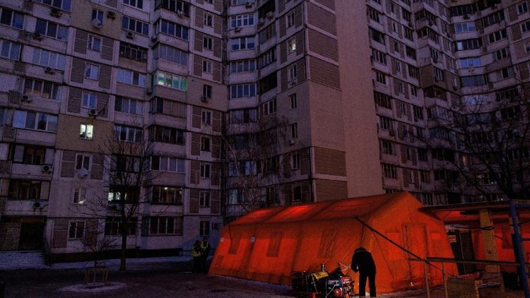 Tenda com gerador em Kiev oferece bebida quente, apoio psicol&oacute;gico, local aquecido, al&eacute;m de permitir carregar dispositivos eletr&ocirc;nicos.
