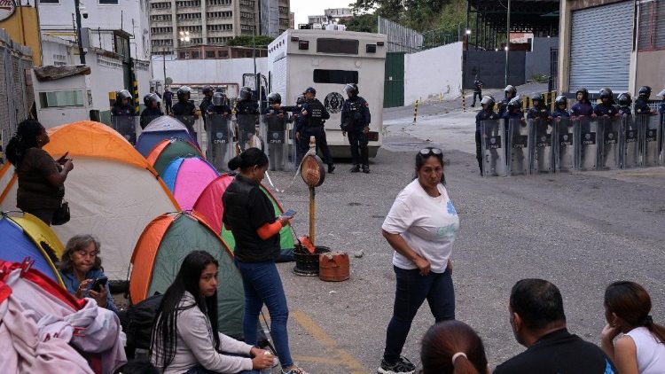 Vor einem Gefängnis in Caracas: Warten auf die Freilassung von Häftlingen
