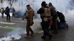 Tränengaseinsatz bei der Festsetzung mutmaßlicher Migranten in Minneapolis