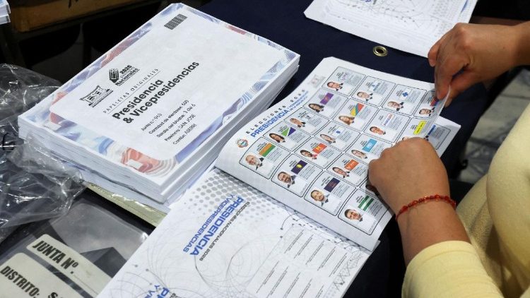 Funcionarios costarricenses reparten materiales de votación de cara a las elecciones generales del 1 de febrero, en San José.