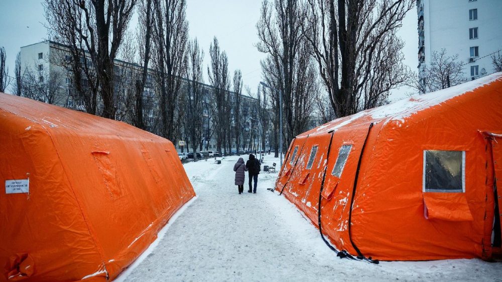 Pessoas passam por um Centro de Invencibilidade, um abrigo administrado pelo governo que oferece serviços básicos e aquecimento durante apagões, onde os moradores se aquecem e carregam seus dispositivos, durante os cortes de energia após infraestruturas civis críticas terem sido atingidas por recentes ataques de mísseis e drones russos, em meio ao ataque da Rússia à Ucrânia, em Kiev, Ucrânia, 23 de janeiro de 2026. REUTERS/Alina Smutko