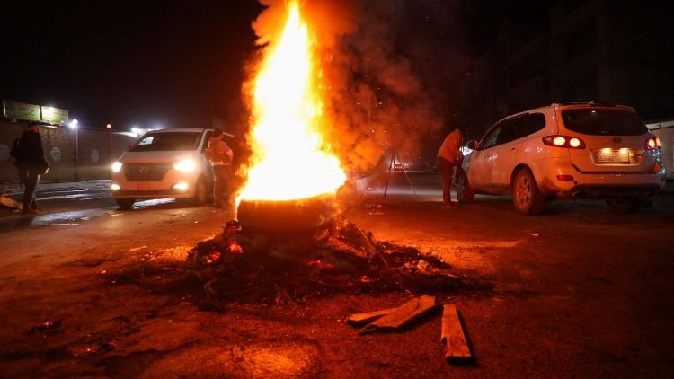 Un check point presidiato da volontari delle forze curde nella città di Qamishli in Siria